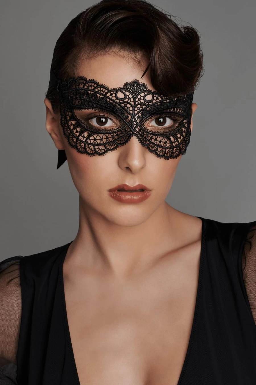 "Maison Close Les Romantiques Le Ravissant Guipure Black Lace Mask"